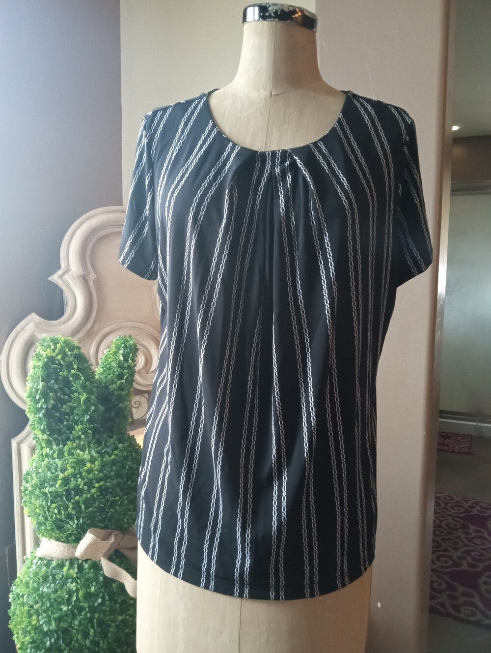 Women's Black With White Chain Stripes  Short Sleeve Top